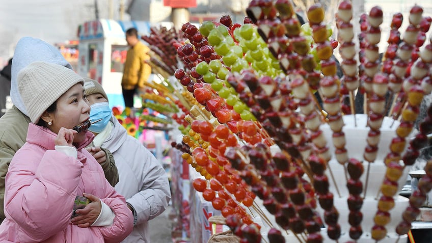 Person eating tanghulu