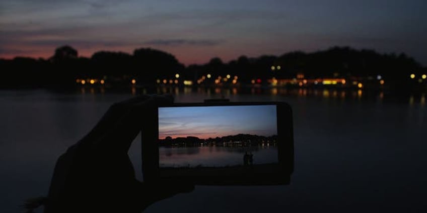 how to take photos in low light using your phone