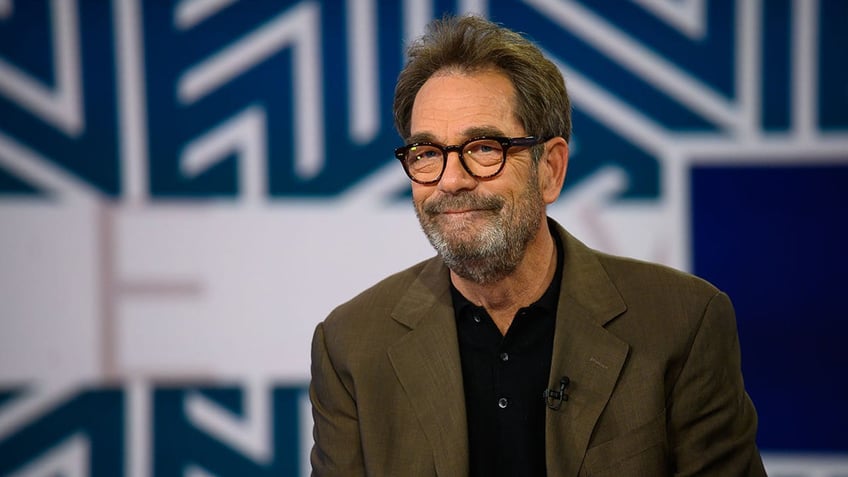 Huey Lewis posing on the red carpet