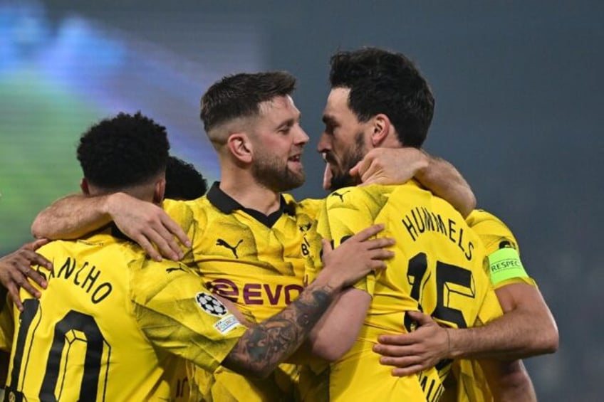 Mats Hummels (R) celebrates with teammates after heading Borussia Dortmund in front on the