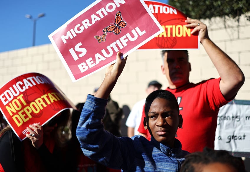 hundreds gather outside ice detention center in los angeles demand sanctuary ordinance in every city