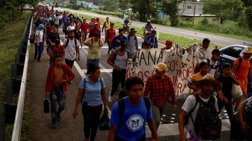 hundreds leave tapachula mexico to join thousands in massive migrant caravan heading for us