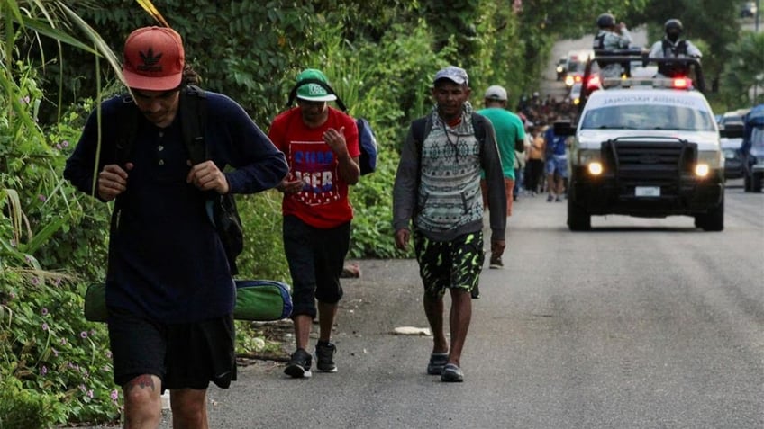 hundreds leave tapachula mexico to join thousands in massive migrant caravan heading for us