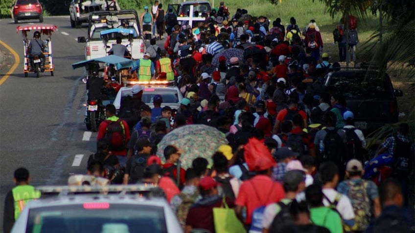 hundreds leave tapachula mexico to join thousands in massive migrant caravan heading for us