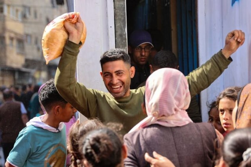 Palestinians were able to buy subsidised bread in Gaza City, earlier this week, after aid