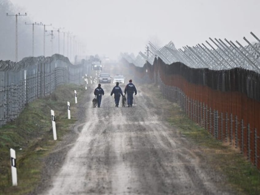 hundreds of serbian police deployed to hungarian border after migrant shootout