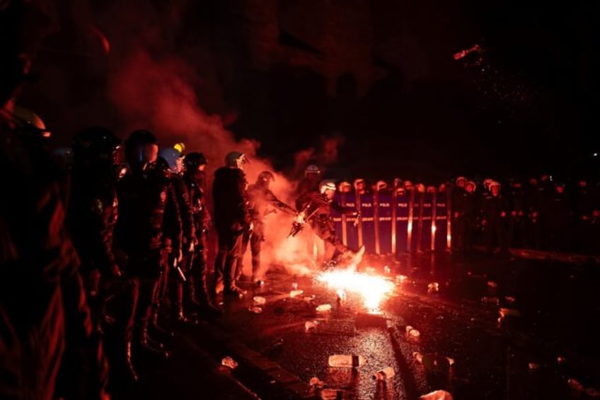 Hundreds of thousands of people defied a protest ban in Istanbul to rally outside City Hal