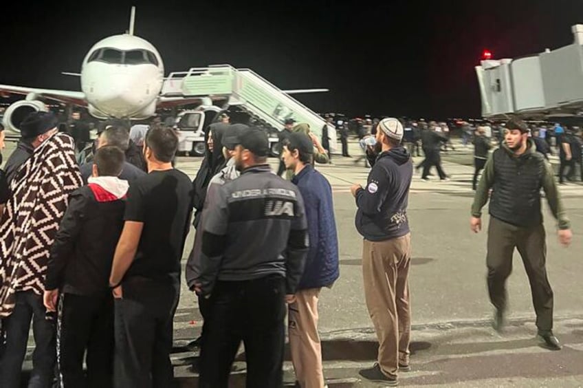 hundreds storm airport in russia in antisemitic riot over arrival of plane from israel