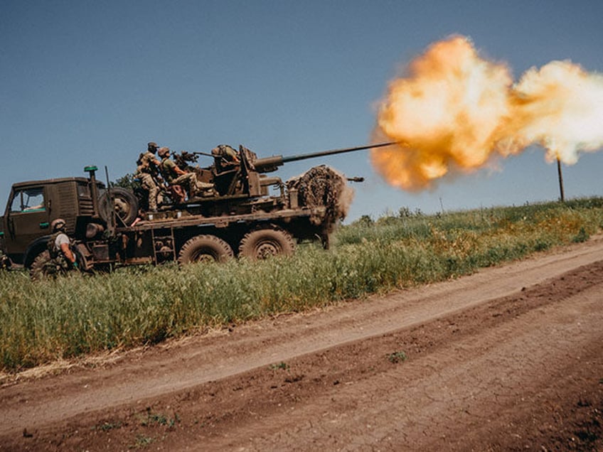 Ukrainian soldiers from the 60th Battalion of Territorial Defense, are shooting rounds int