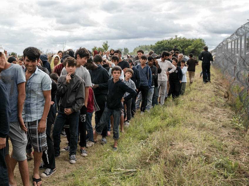 hungary to build second fence on serbian border to keep out migrants