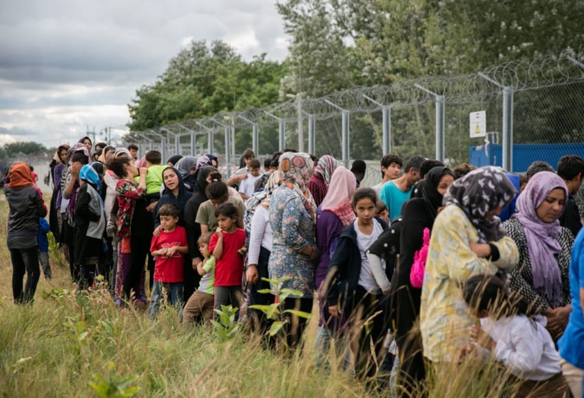 hungary to build second fence on serbian border to keep out migrants