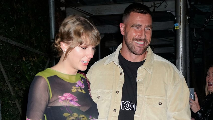 hunk travis kelce turns tom brady admirers head i get you taylor