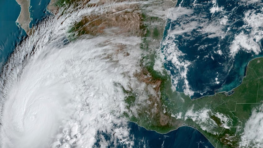 hurricane norma closes in on mexicos los cabos resorts