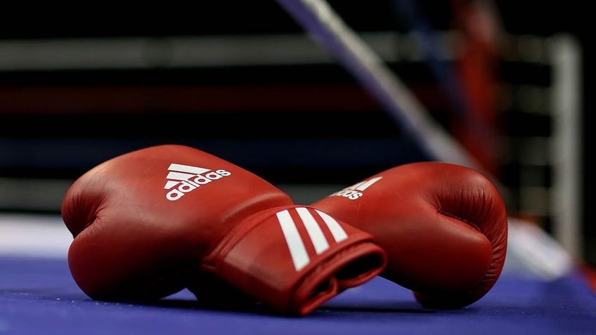 husband of champion boxer sabrina perez dies after suffering heart attack during her title fight