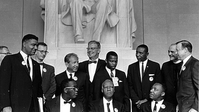 civil rights activists at lincoln memorial