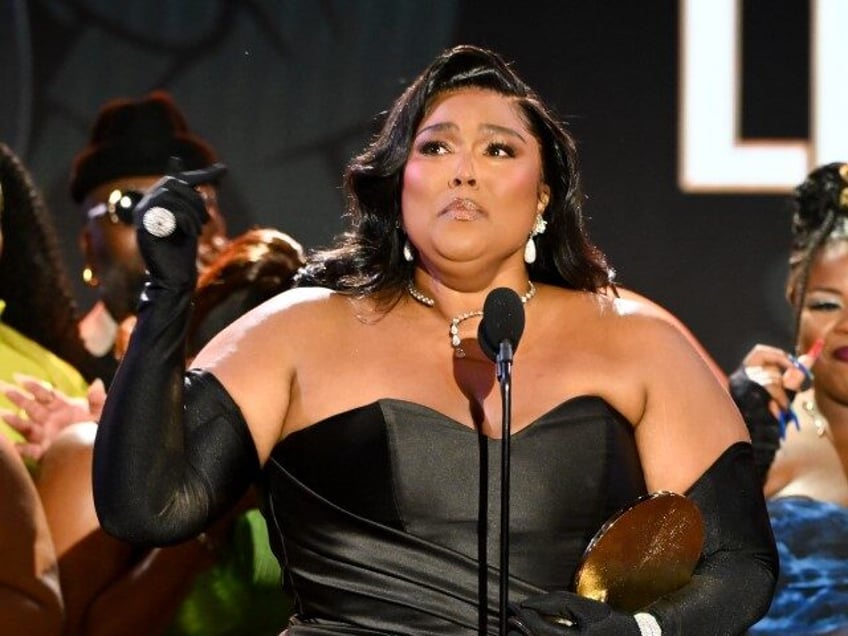 i needed this lizzo receives humanitarian award hours after latest employee harassment lawsuit