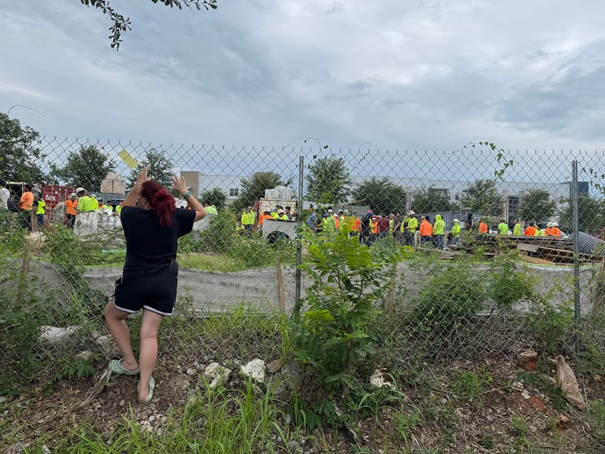 ice agents arrest over 100 illegal aliens at florida construction site