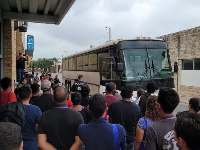 Migrants get off a chartered bus. (Breitbart Texas / Ildefonso Ortiz)