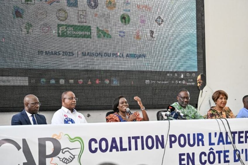 Ivorian opposition leader Tidjane Thiam (2nd R) and former first lady Simone Ehivet Gbagbo