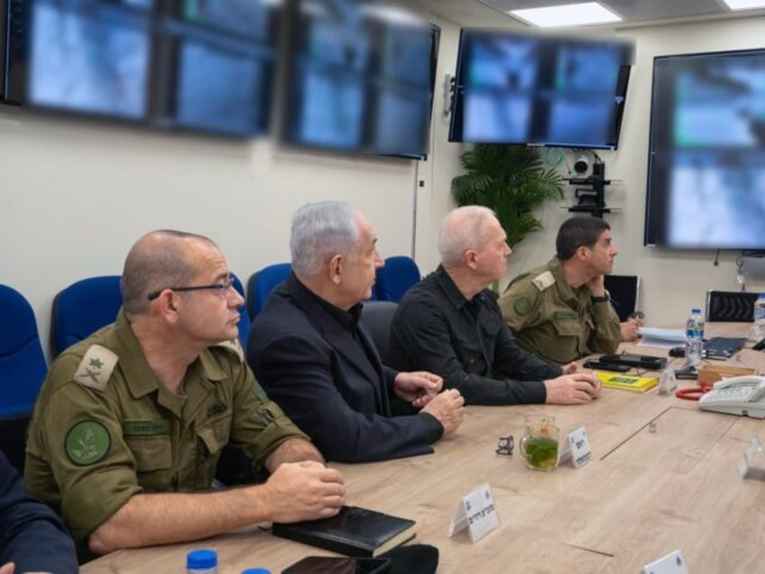 Netanyahu in the Kirya (Ariel Hermoni / Israeli Ministry of Defense)