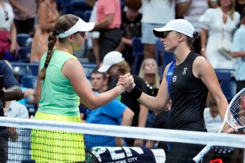 iga swiateks us open title defense and stay at no 1 end with a loss to jelena ostapenko