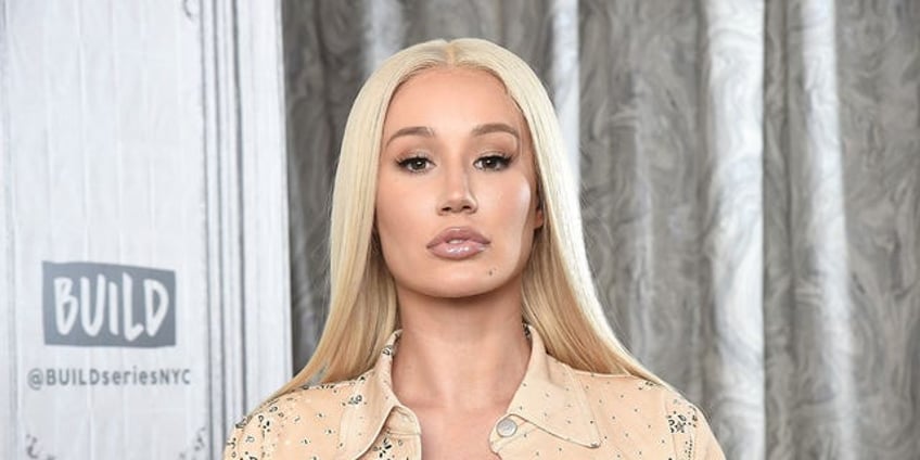 iggy azalea claims saudi arabia authorities shut down her concert after pants splitting wardrobe malfunction