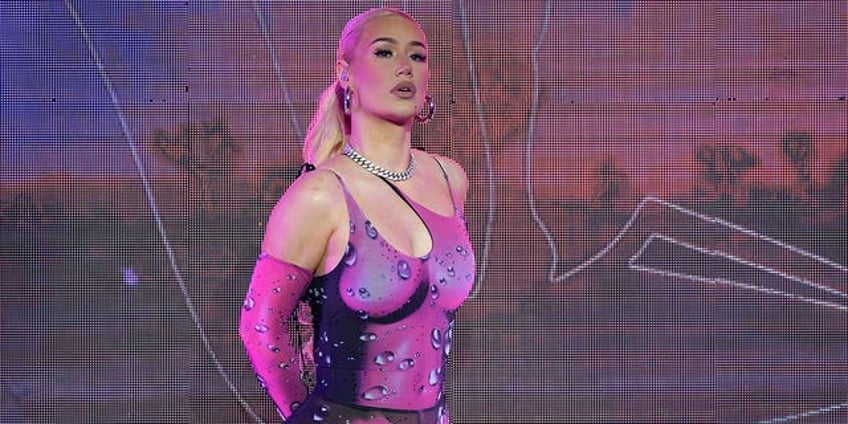 iggy azalea claims saudi arabia authorities shut down her concert after pants splitting wardrobe malfunction