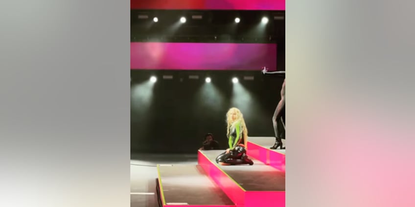 iggy azalea claims saudi arabia authorities shut down her concert after pants splitting wardrobe malfunction