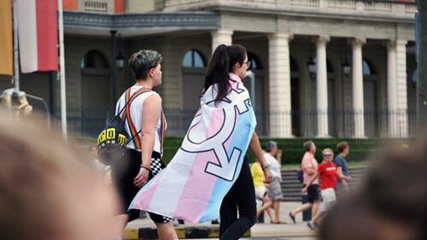 illinois bill wants make it child abuse for parents to object to gender transitioning of kids