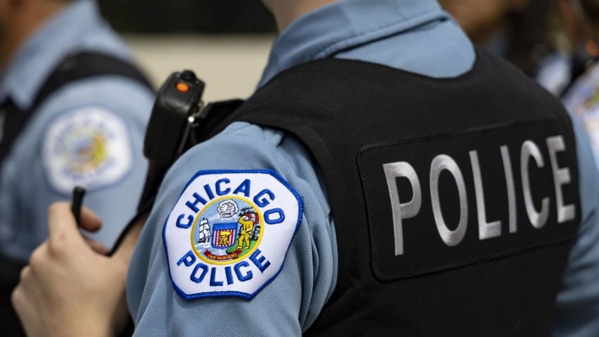 illinois man teen face felony charges for allegedly attacking chicago police officers with wooden flagpoles