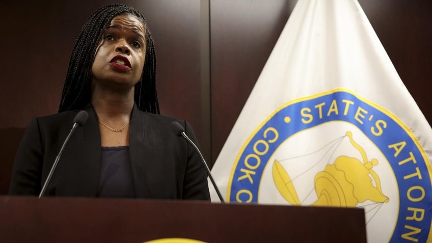 illinois woman charged with attacking chicago police officers released on no cash bail thanks to new state law