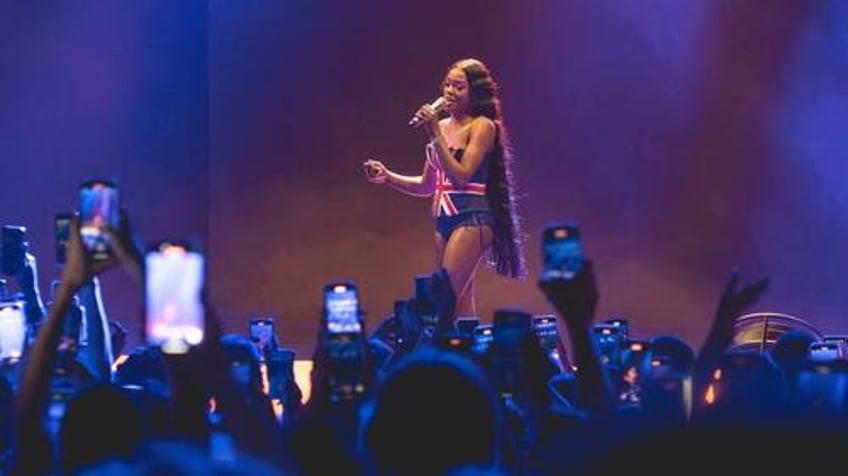 im not putting on a fing hijab uk singer refuses to virtue signal for palestine pulls out of festivals