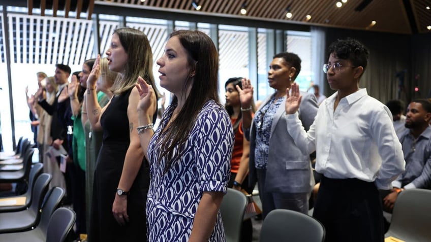 swearing-in of naturalized US citizens