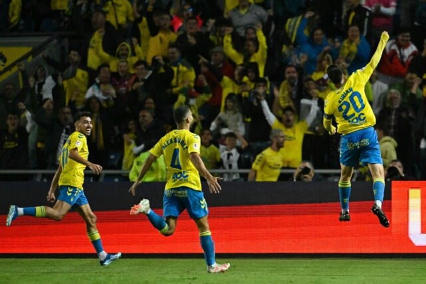 impressive las palmas stun la liga lead chasing atletico