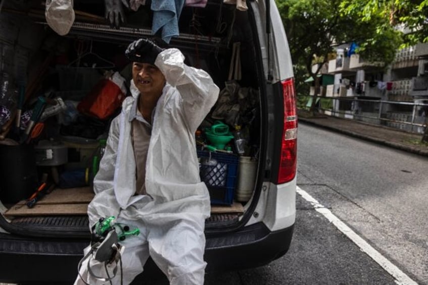 in a sauna hong kongs labourers swelter as temperatures rise