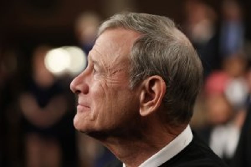 In rare public appearance, Chief Justice Roberts reiterates support for judicial independe