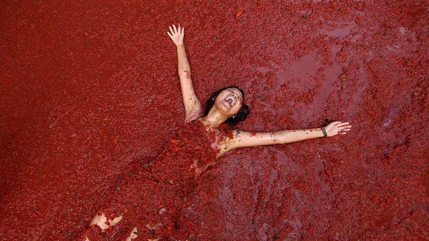 in spain annual tomatina street battle kicks off with 15000 people hurling tomatoes