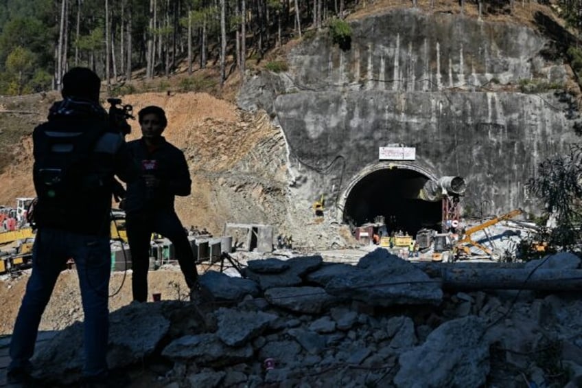 india rescuers hit snags in two week bid to free 41 tunnel workers