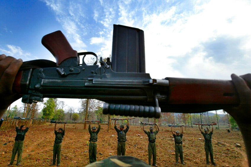 indian police kill 29 suspected maoist rebels in gun battle