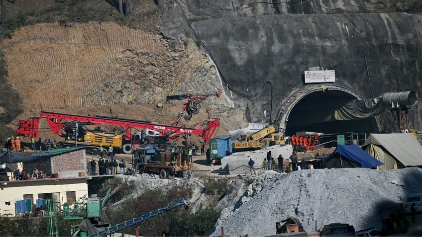 indian tunnel rescue halted for days as drilling machine breaks down