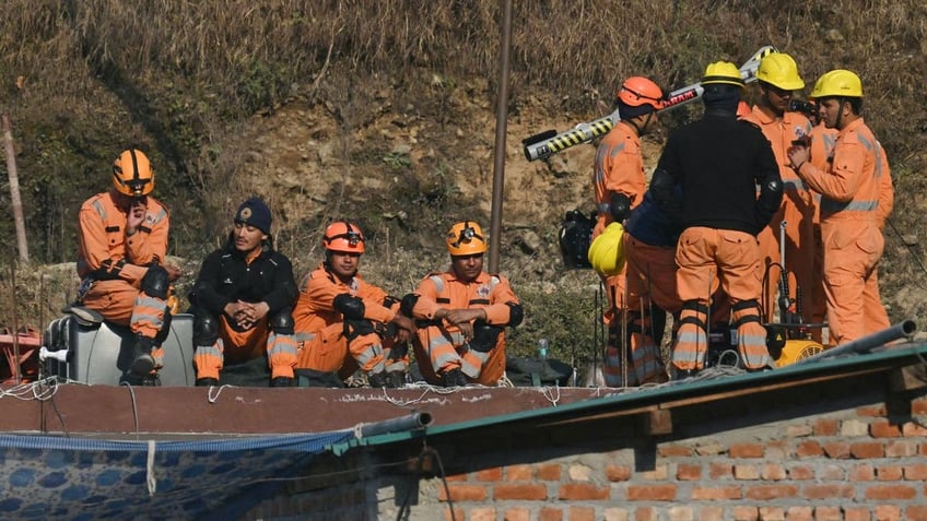 indian tunnel rescue halted for days as drilling machine breaks down