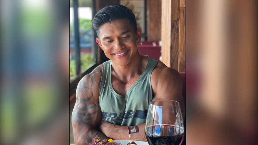 indonesian fitness influencer justyn vicky crushed to death by 450 pound barbell
