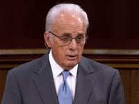 Influential evangelical pastor and theologian John MacArthur dead at 86 after health battle