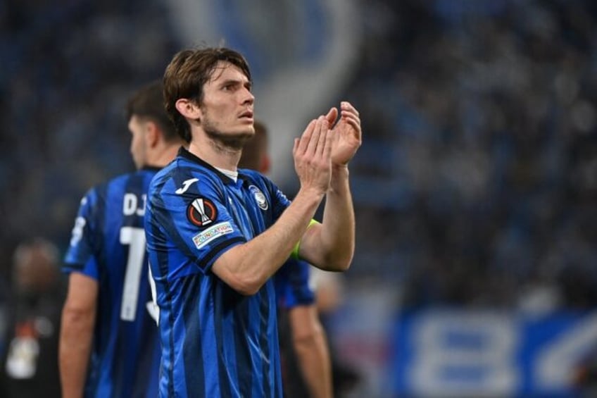 Marten de Roon (centre) believes Atalanta can end Bayer Leverkusen's 'invicible' streak in