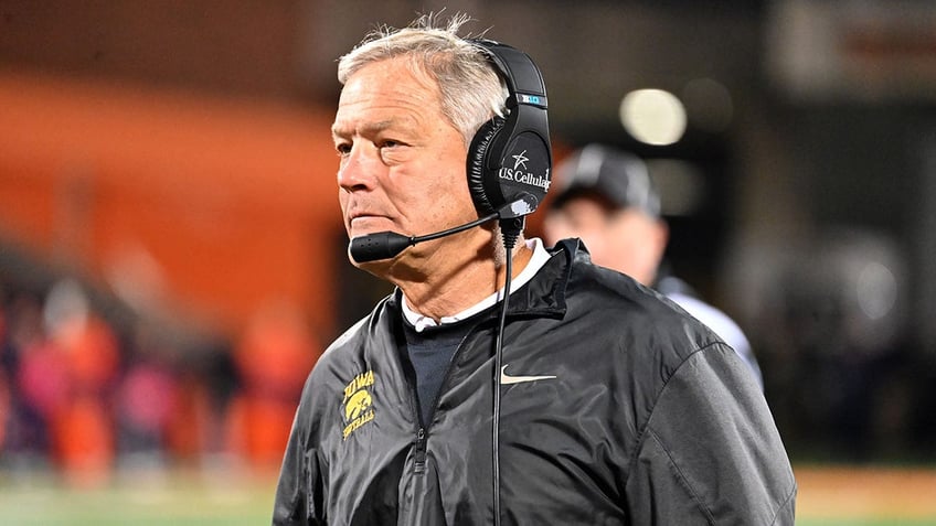 Iowa football coach Kirk Ferentz against Illinios