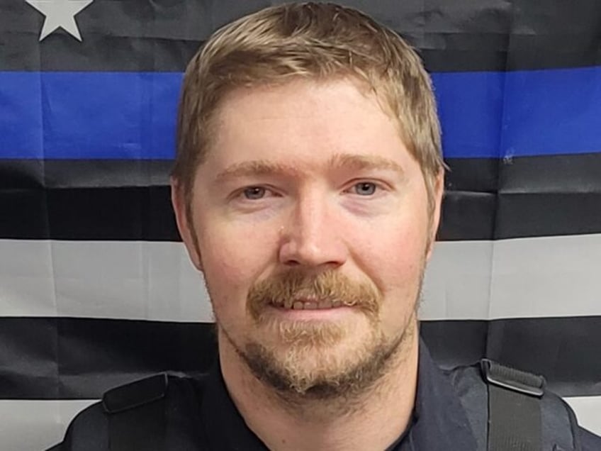 iowa police officer dies after being shot while executing warrant