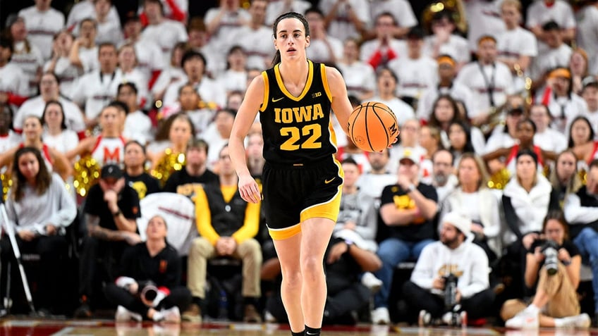 Caitlin Clark plays against Maryland