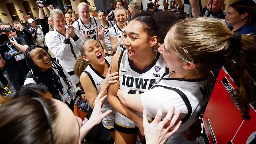 Iowa Hawkeyes celebrate 