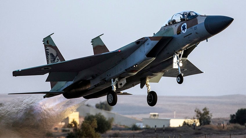 An Israeli air force F-15I fighter jet takes off during an air force pilots' graduation ceremony at Hatzerim air base in southern Israel December 26, 2013. REUTERS/Nir Elias (ISRAEL - Tags: MILITARY TRANSPORT) - GM1E9CR01JM01