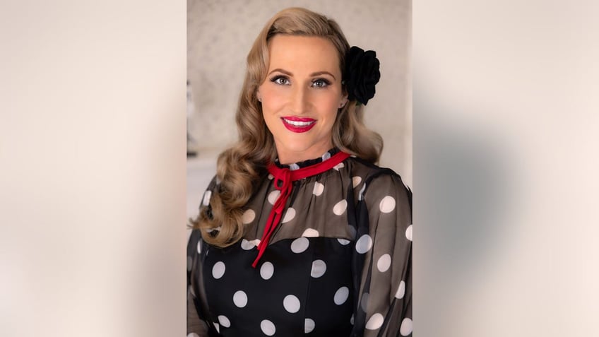 A close-up of Jennifer Horn as a 1940s pinup